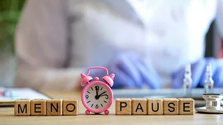 Junge Dame bei eienm Gynäkologen